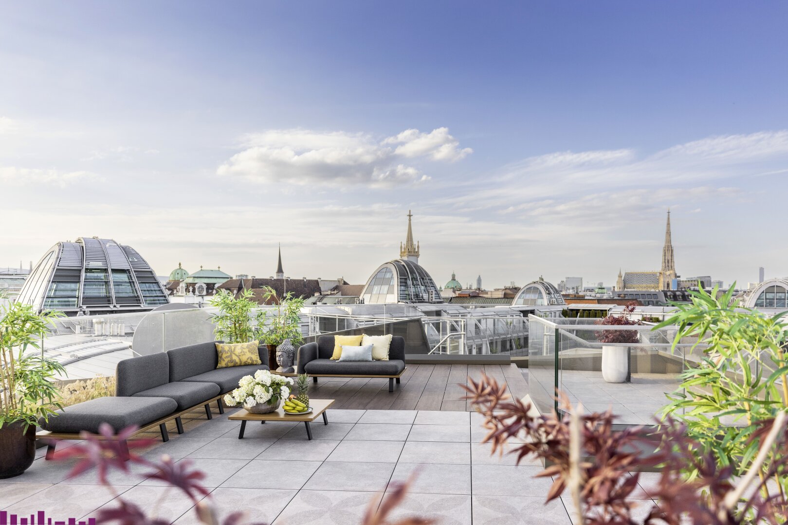 Dachterrasse des Penthouses in der Opernresidenz, Goethegasse 1, 1010 Wien gestaged mit Rundum-Blick auf die Wiener Innenstadt und dem Stephansdom im Hintergrund