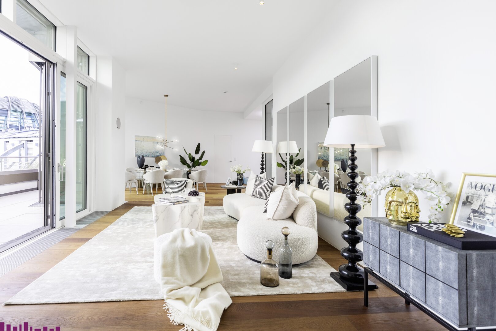 Wohn- und Essbereich des Penthouses in der Opernresidenz, gestaged mit Blick zur geplanten Küche