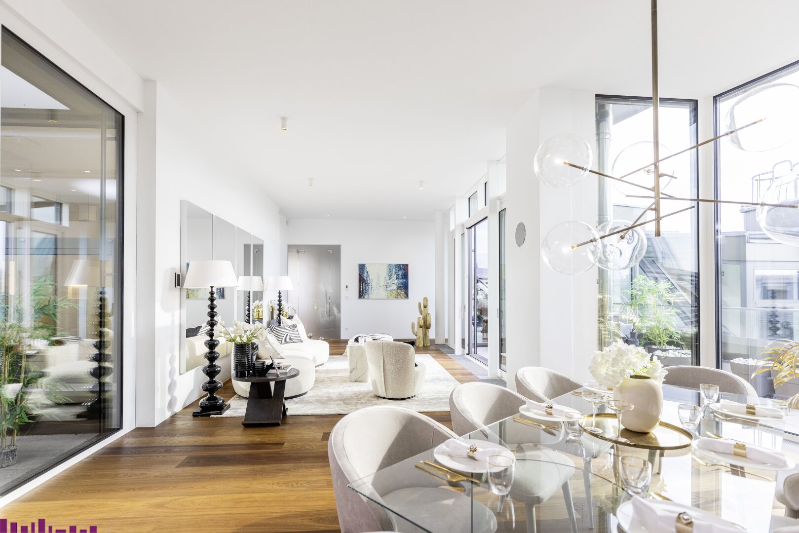 Wohn- und Essbereich des Penthouses in der Opernresidenz, gestaged und möbliert, modern, in beige gehalten