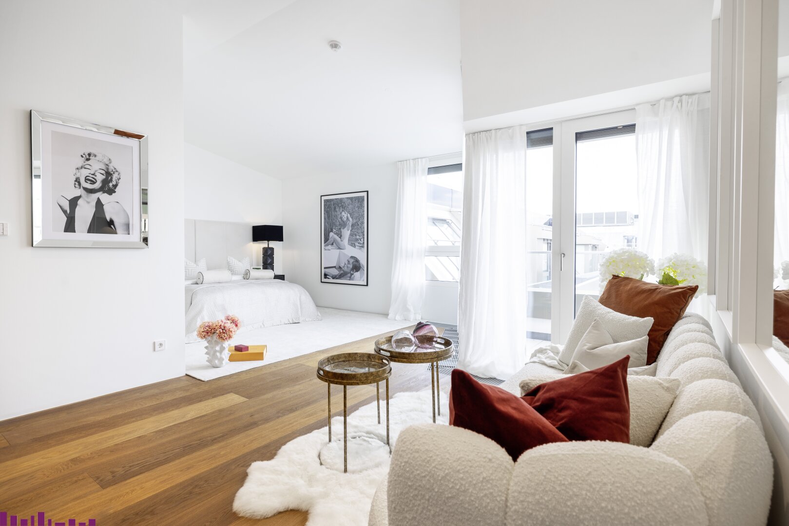 Master-Suite des Penthouses in der Opernresidenz, gestaged und exquisit möbliert mit Zugang zu einem eigenen Balkon
