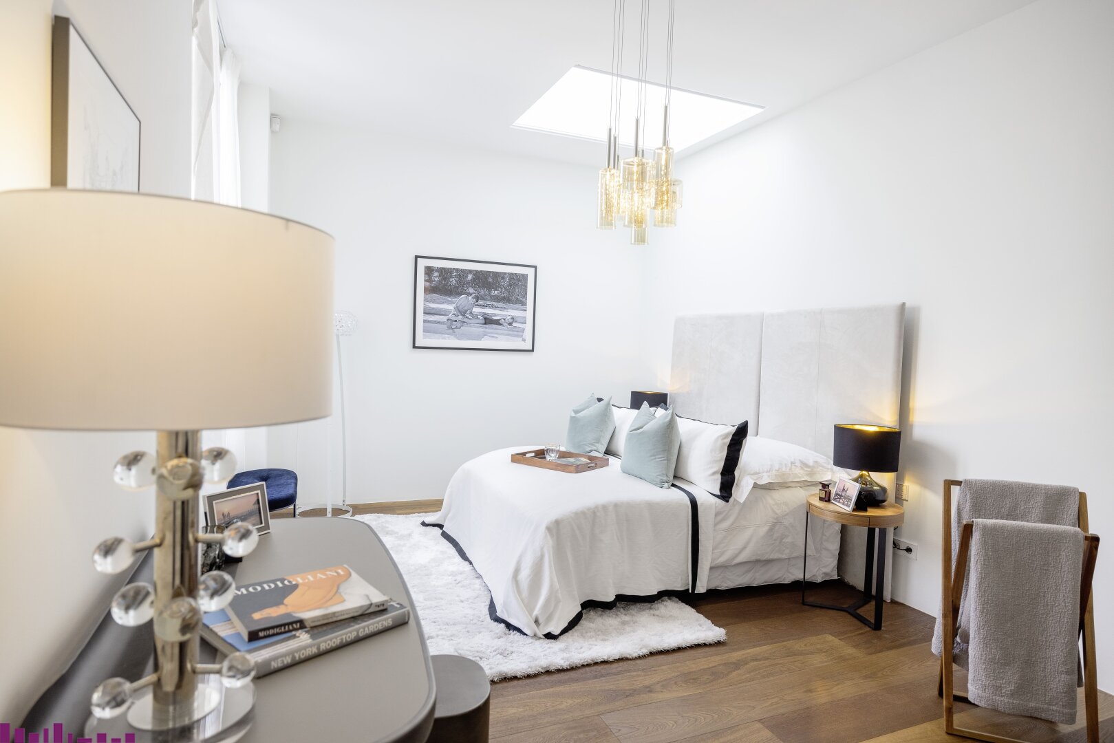 Schlafzimmer des Penthouses in der Opernresidenz, modern und luxuriös möbliert.
