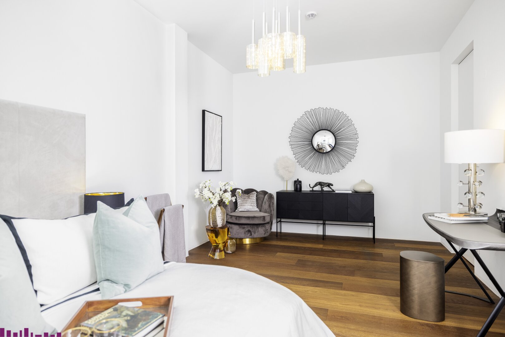Schlafzimmer des Penthouses in der Opernresidenz, modern und exklusiv gestaged.