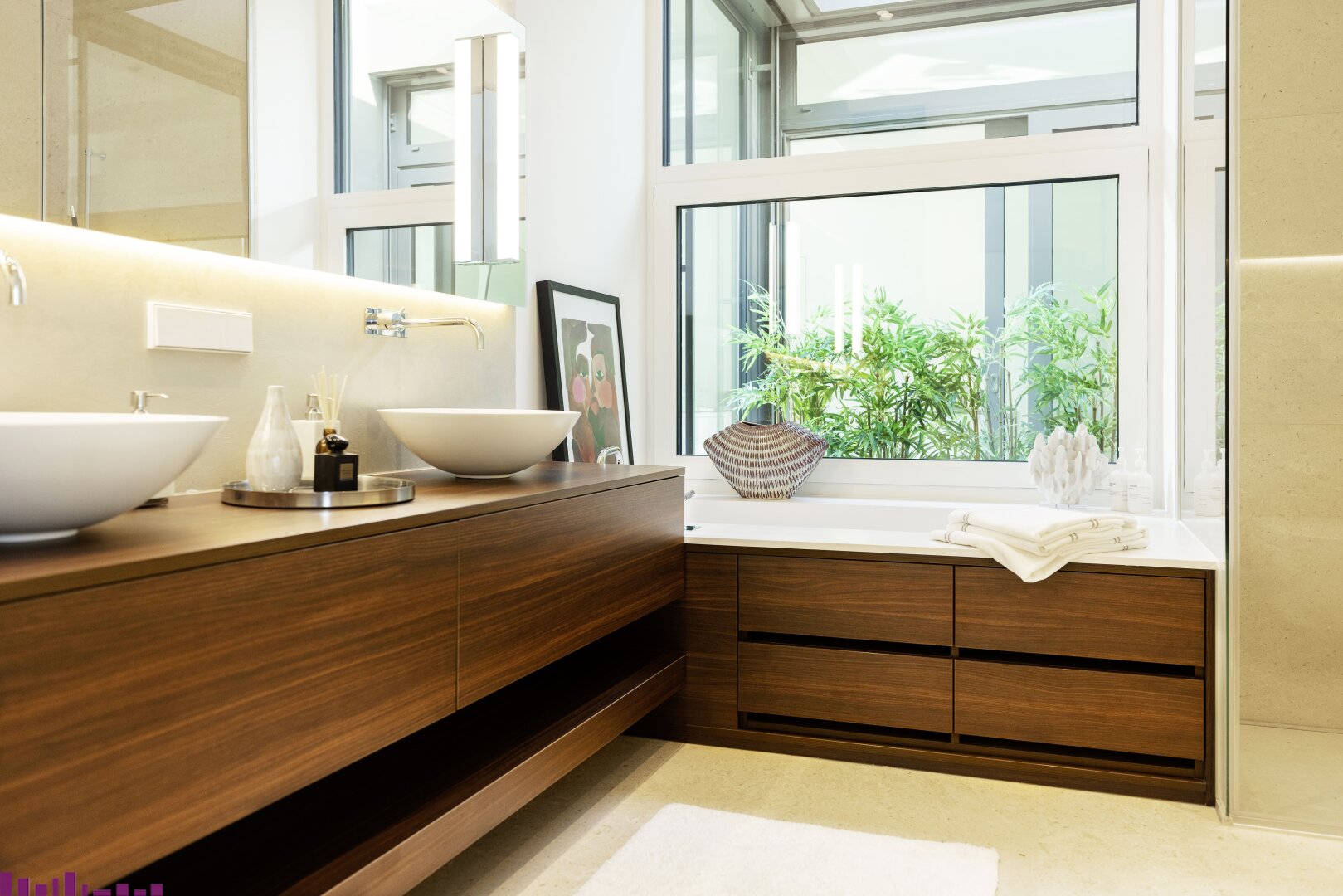 Hauptbadezimmer des Penthouses in der Opernresidenz, mit Doppelwaschbecken und Holz-Waschtisch