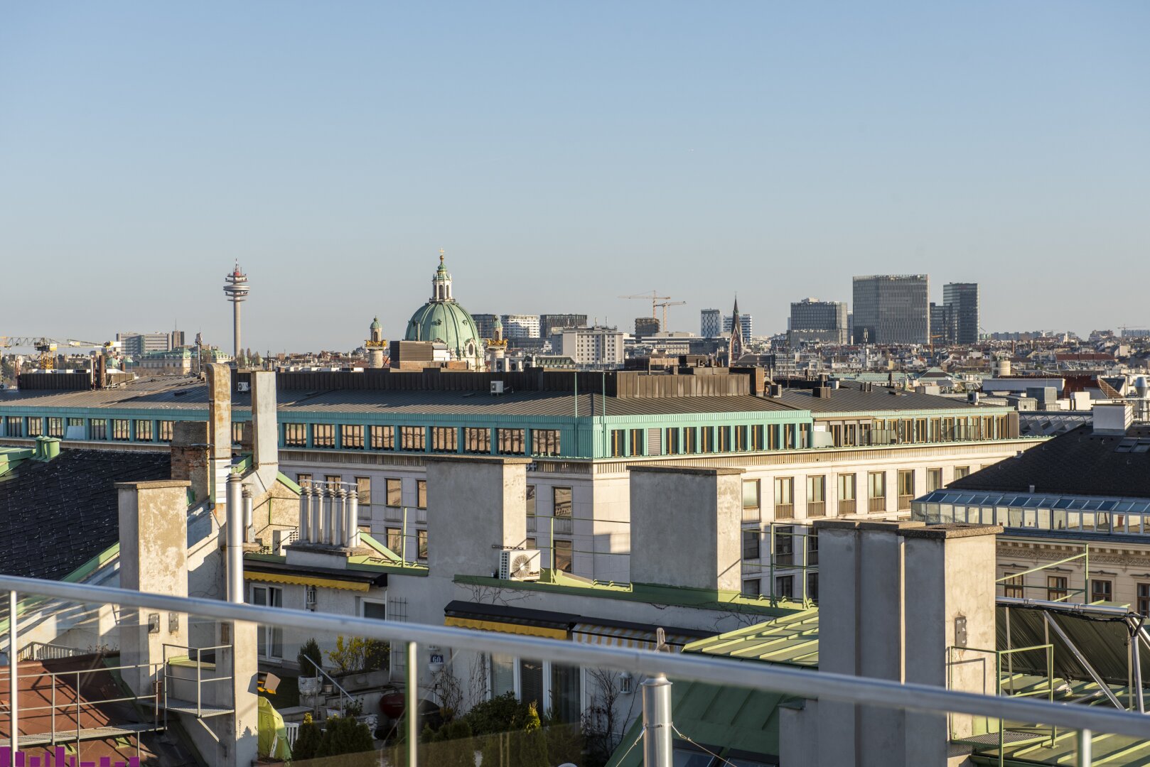 Blick auf die Innenstadt von Wien und auf die Peterskirche von der Dachterrasse der Opernresidenz