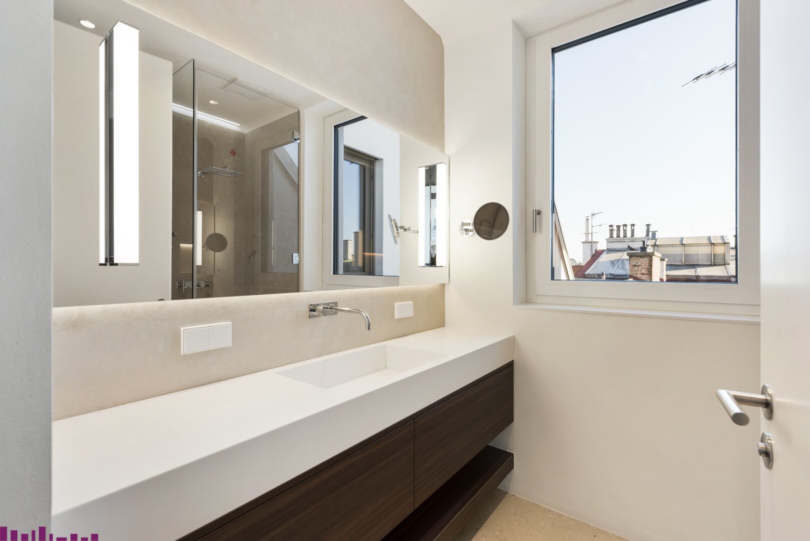 2. Badezimmer des Penthouses in der Opernresidenz, Goethegasse 1, 1010 Wien mit hochwertigem Waschbecken in weiß und Holz-Waschtisch