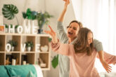 iStock-1080427696_Mutter_Tochter_tanzen.jpg