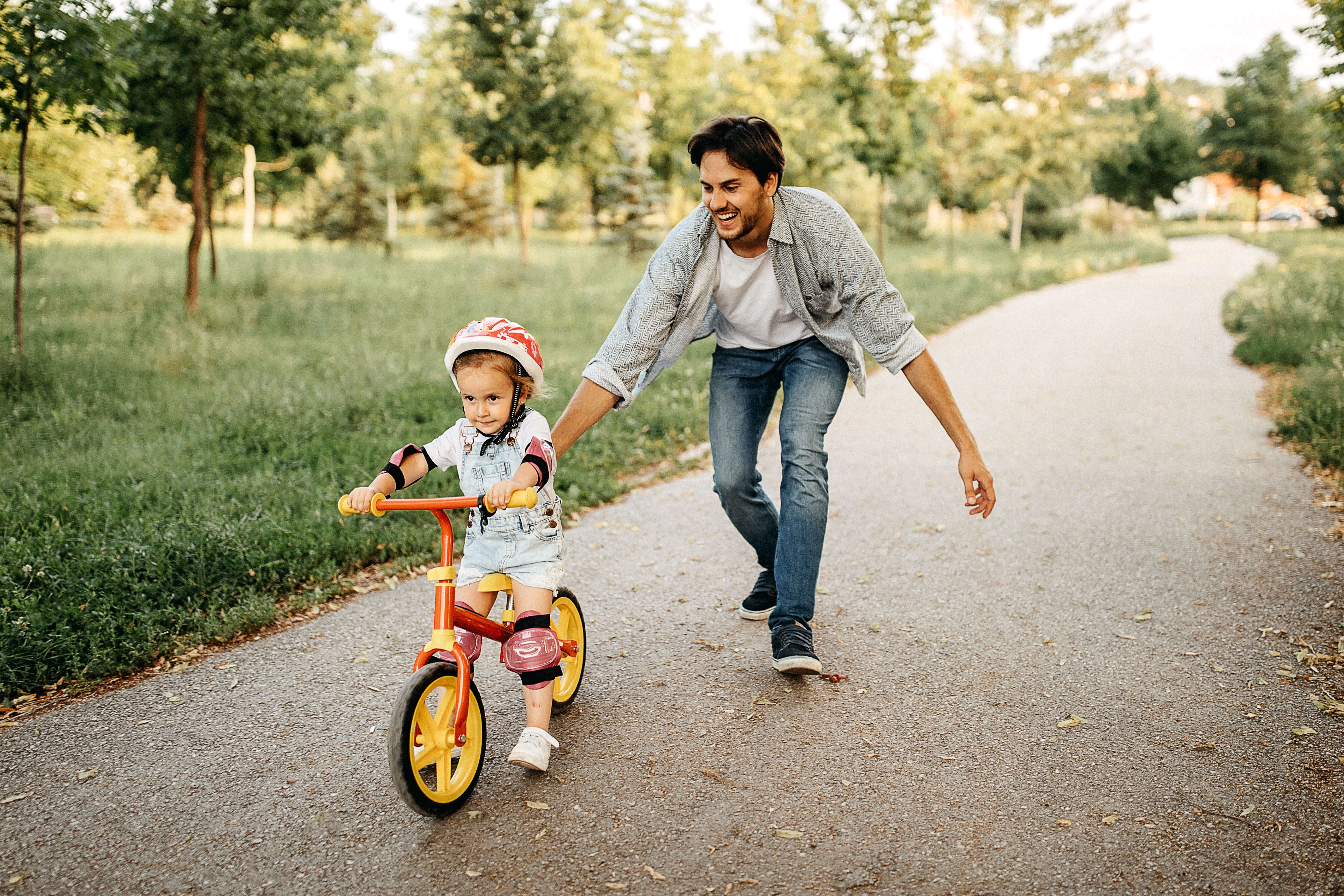 iStock-1255619206_Kind_lernt_Radfahren.jpg