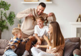 iStock-1282223789_Familie_Spass_Zöpfe.jpg