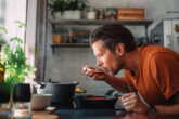 iStock-1297236904_Mann_kostet.jpg