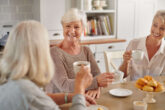 iStock-1335901279_Damen_trinken_Tee.jpg