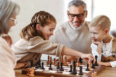 iStock-1353907847_Familie_Schach.jpg