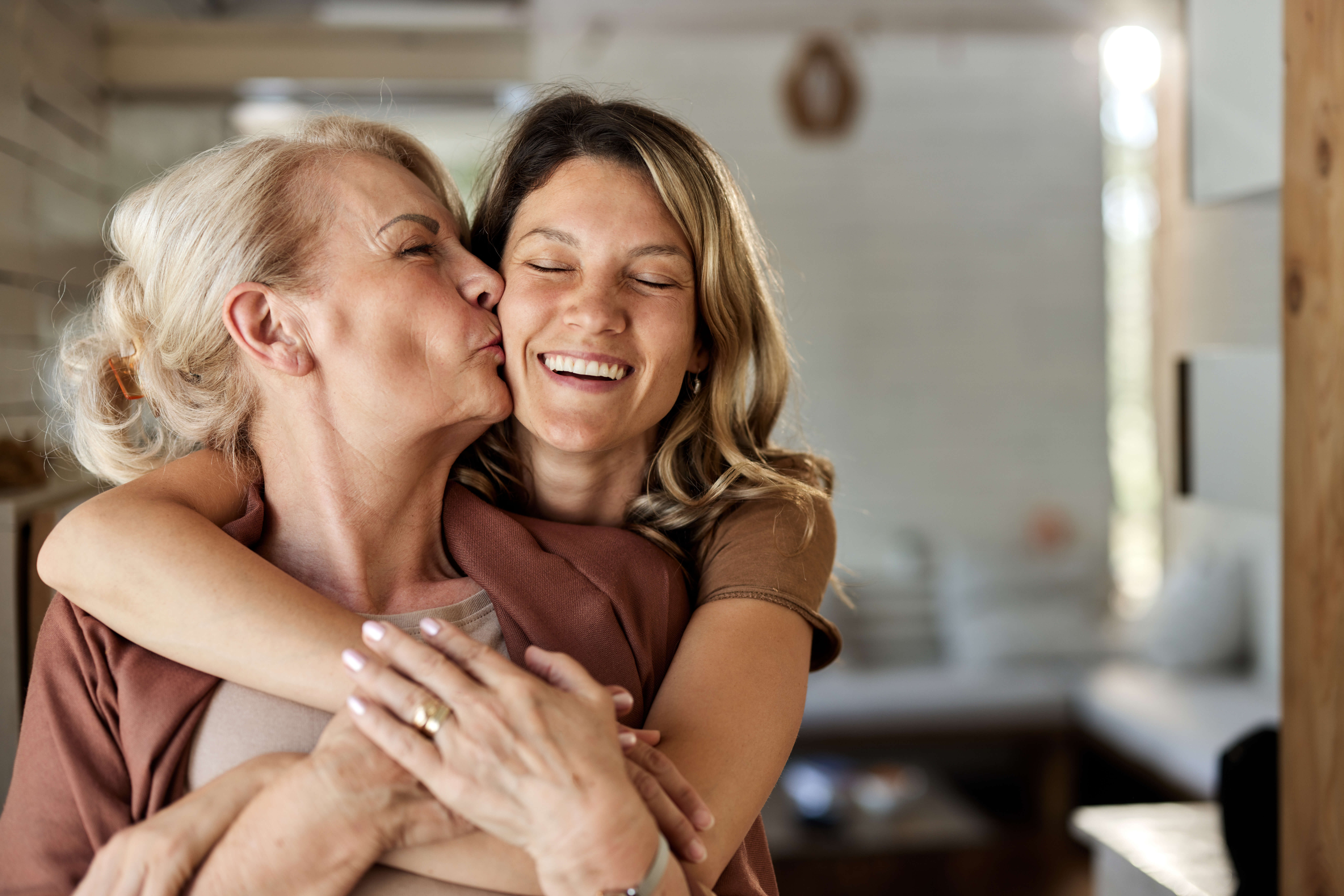 iStock-1459277883_Mutter_mit_erwachsener_Tochter.jpg