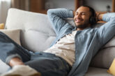 iStock-1476000668_Mann_Kopfhörer.jpg