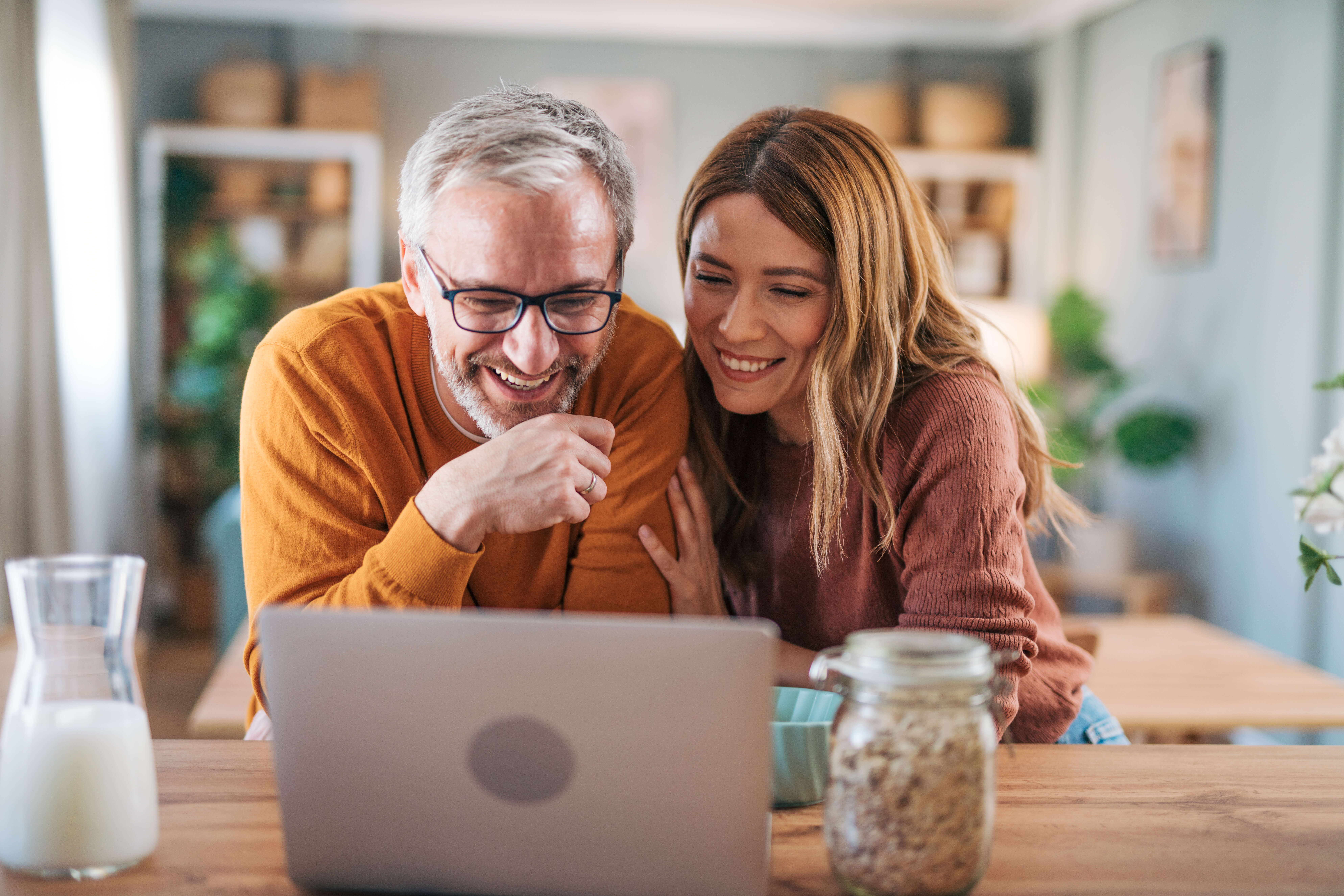 iStock-2003028233_Paar_Laptop.jpg