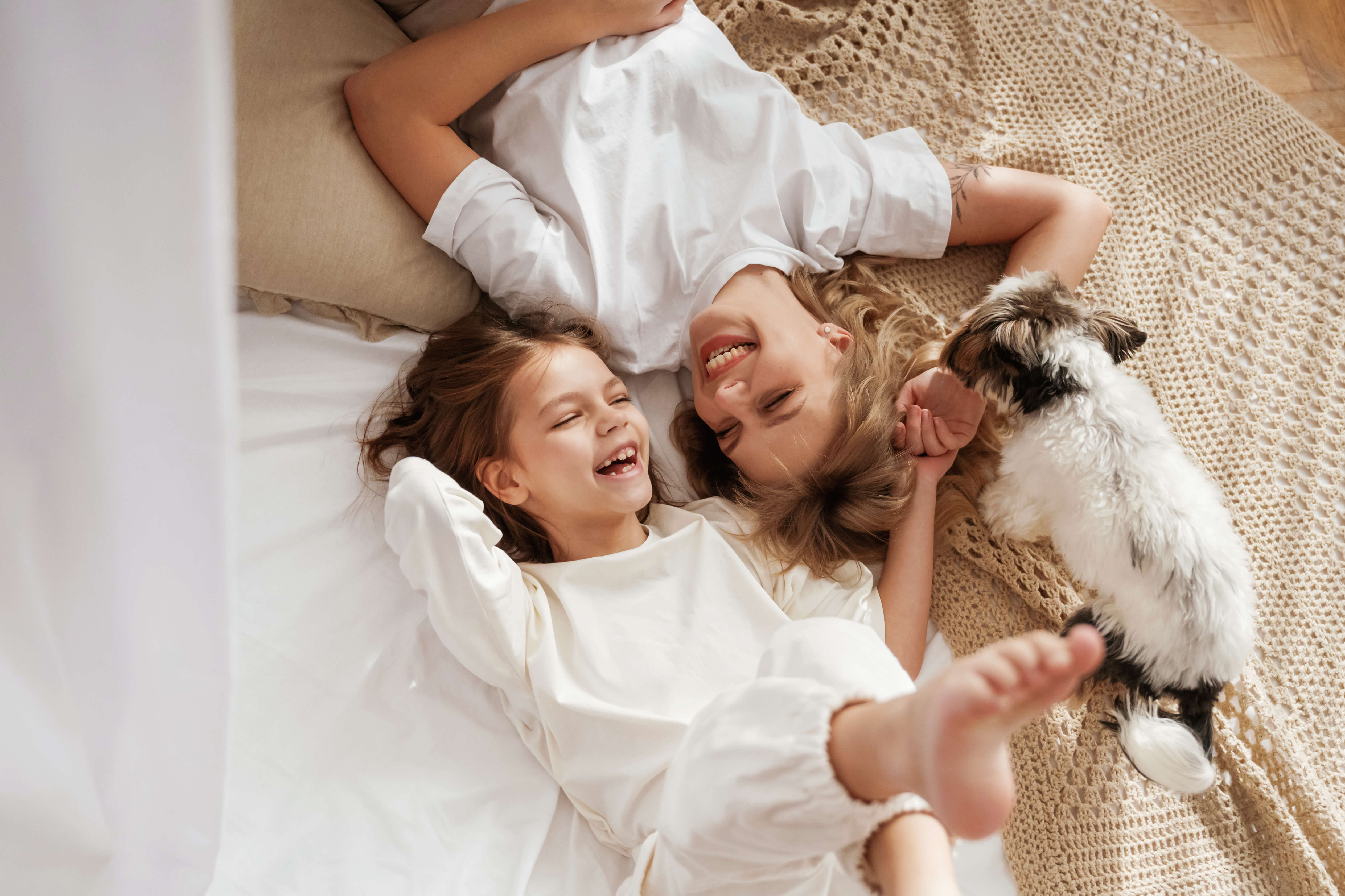iStock-2047760233_Mutter_Tochter_Hündchen.jpg