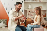 iStock-2163662808_Vater_Tochter_Nagellack.jpg