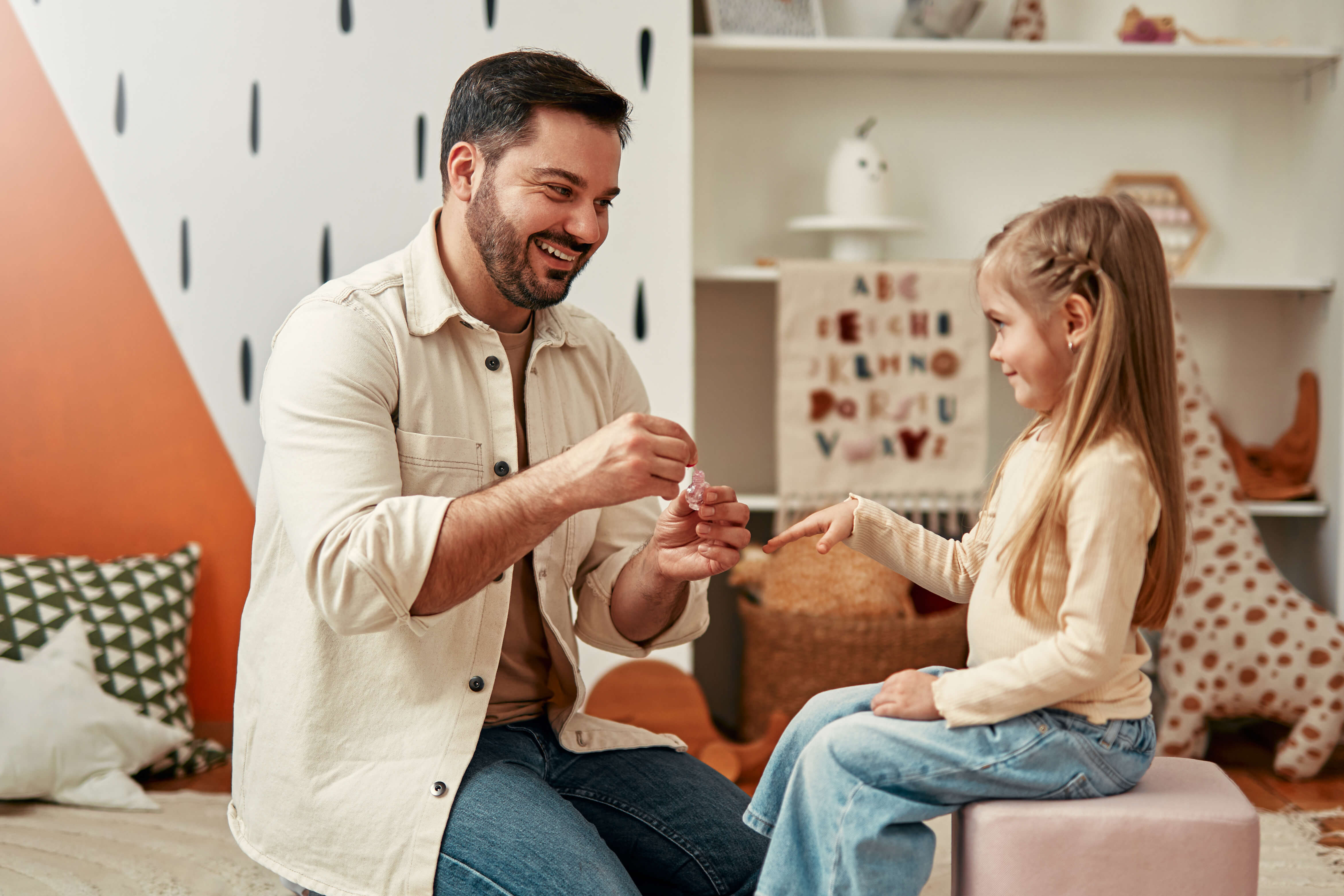 iStock-2163662808_Vater_Tochter_Nagellack.jpg