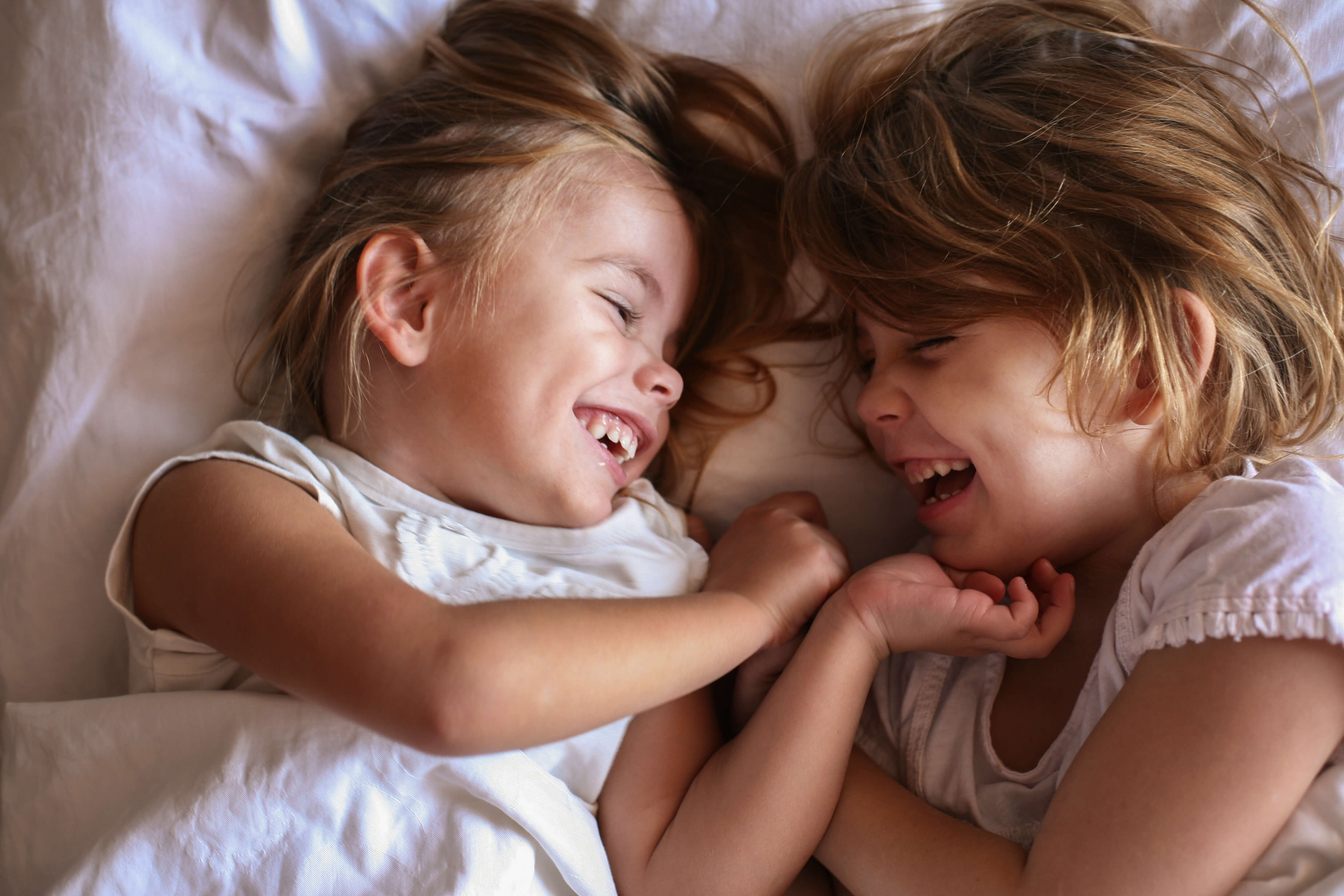 iStock-627041452_zwei_kleine_Schwestern.jpg