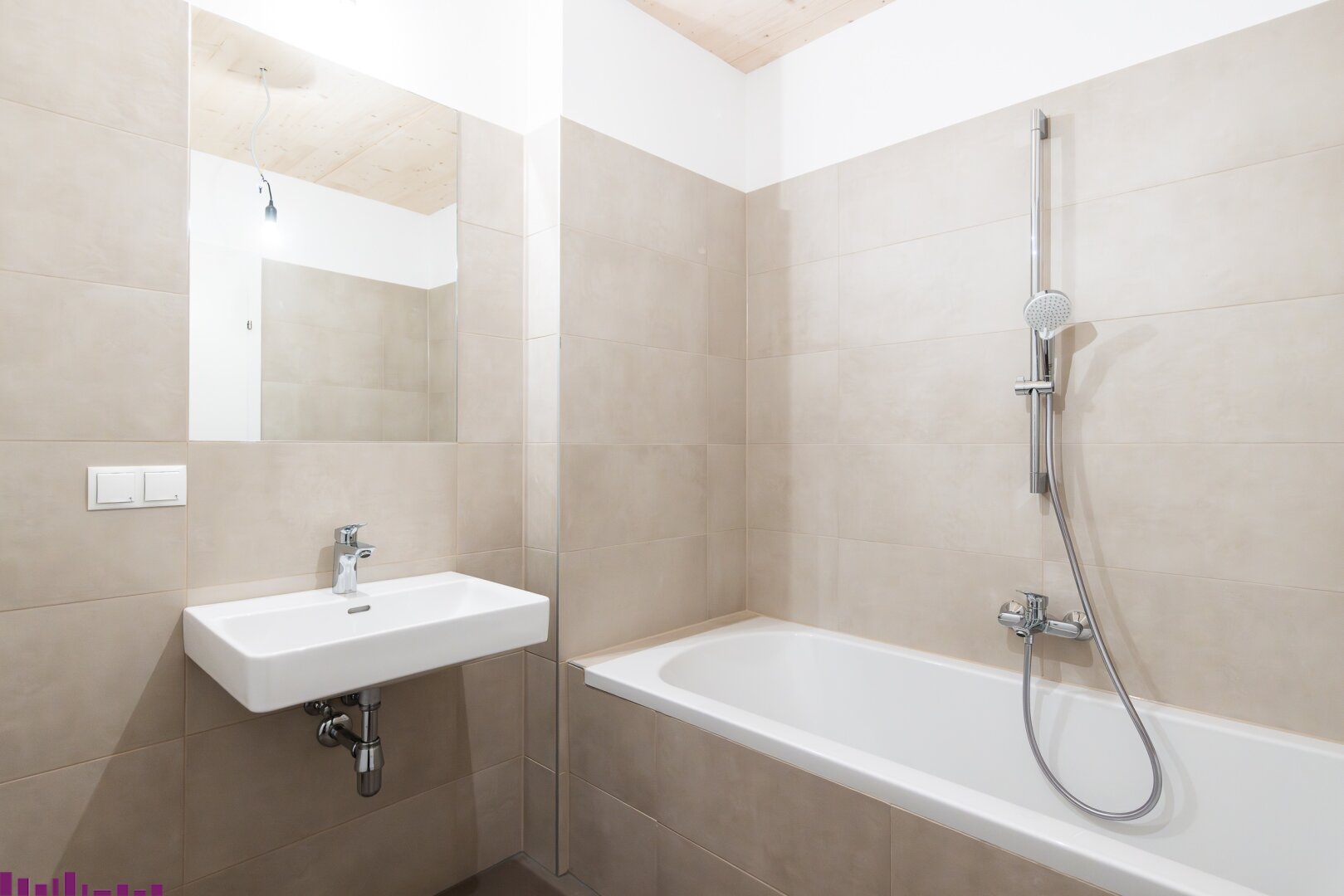 Badezimmer mit Duschwanne und Waschbecken