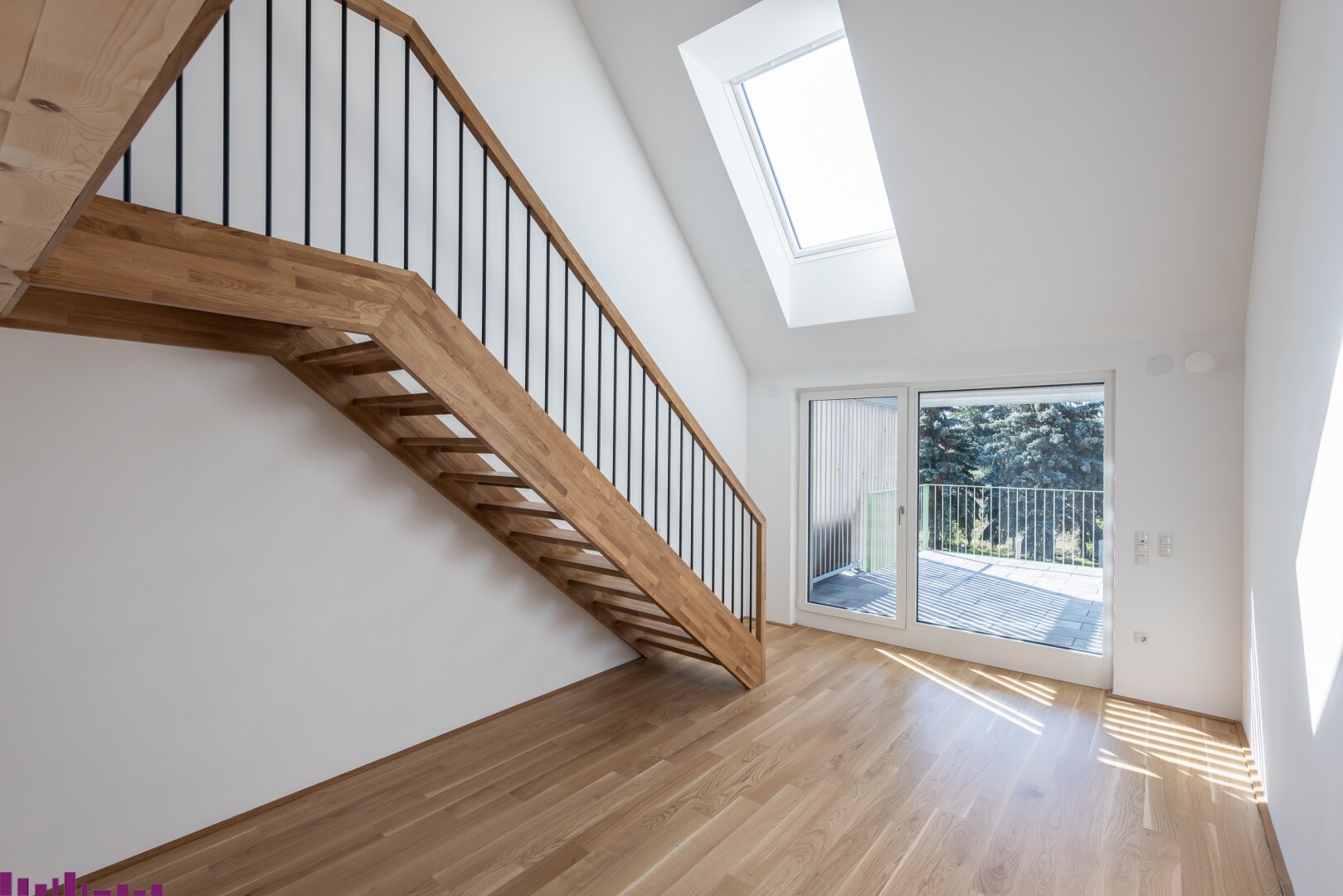Zimmer mit Sichtholzdecke und Holzboden sowie Treppe