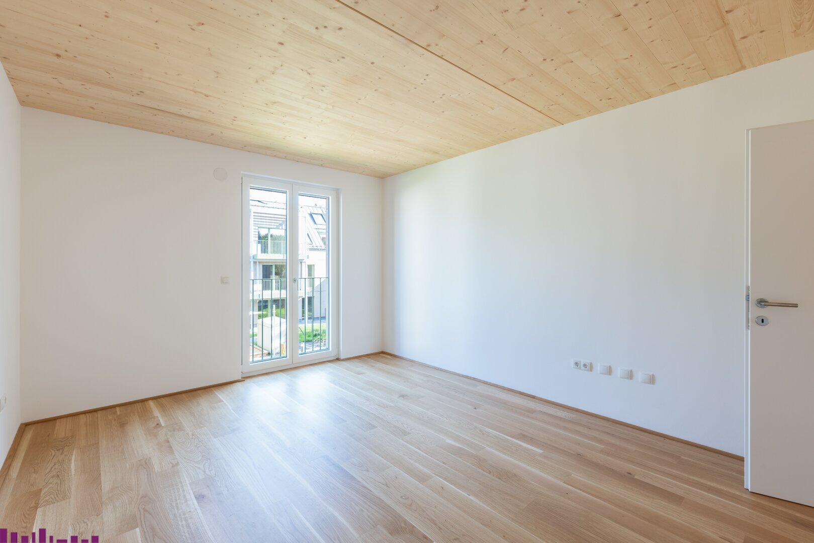 Zimmer mit Sichtholzdecke und Holzboden