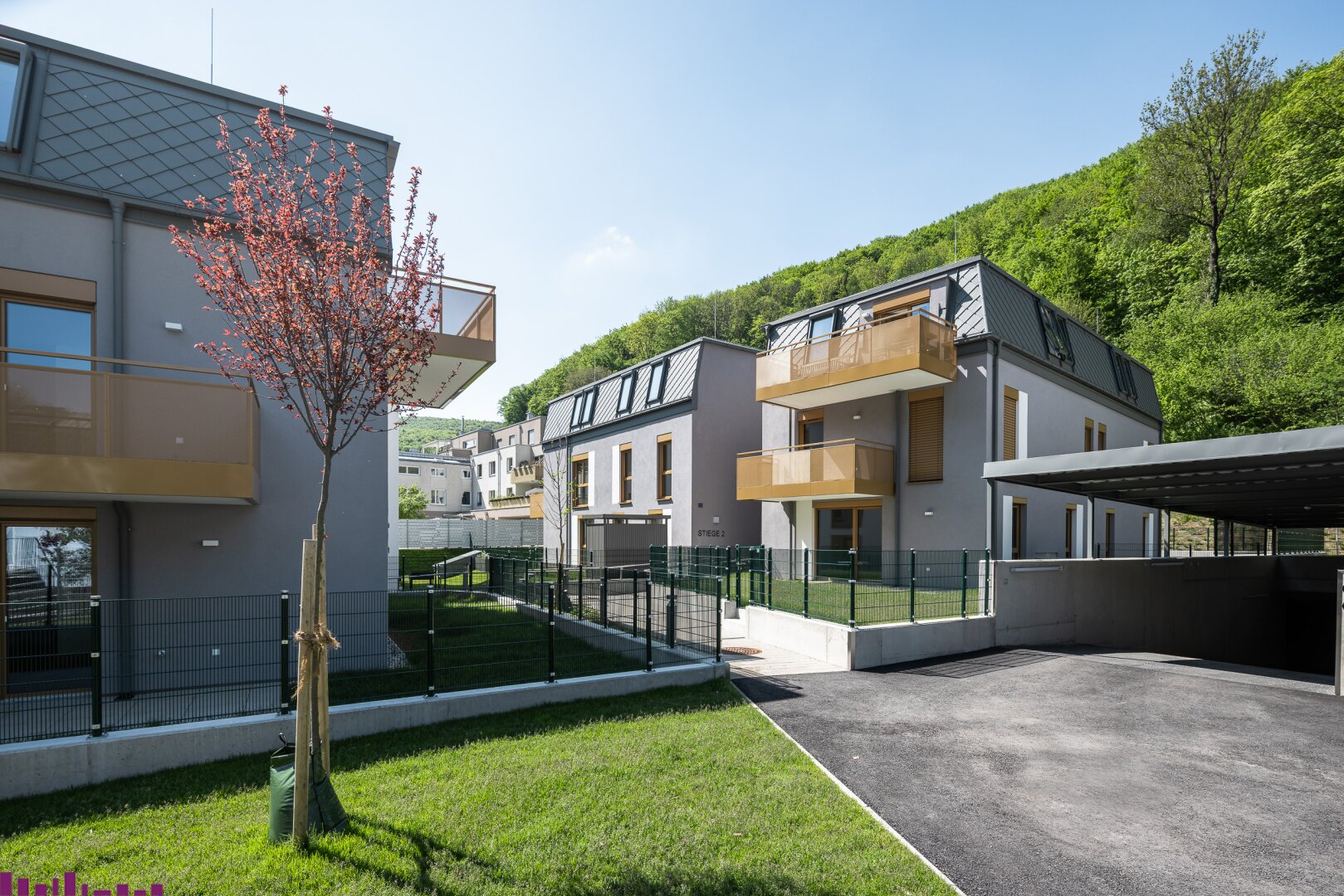 Außenansicht der Wohnhausanlage mit Eigentumswohnungen und Tiefgarage