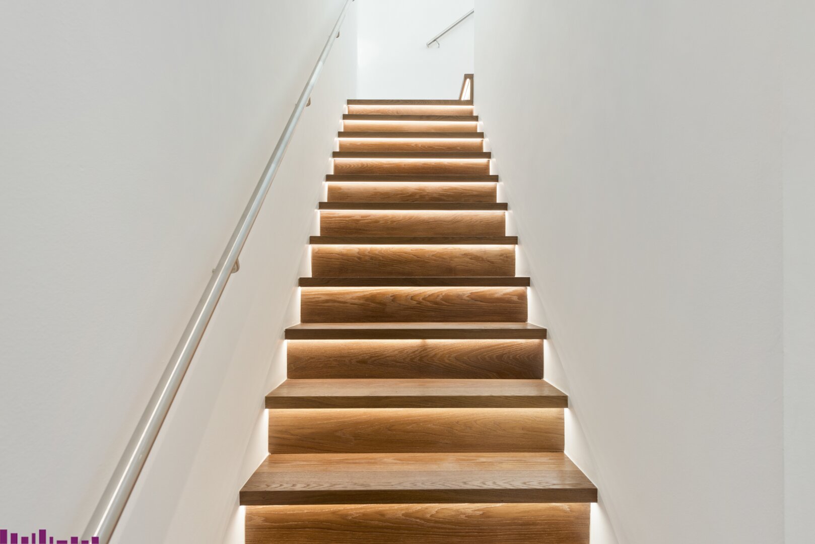 Treppe des Penthouses in der Opernresidenz, dezent beleuchtet, Ausführung in Holz