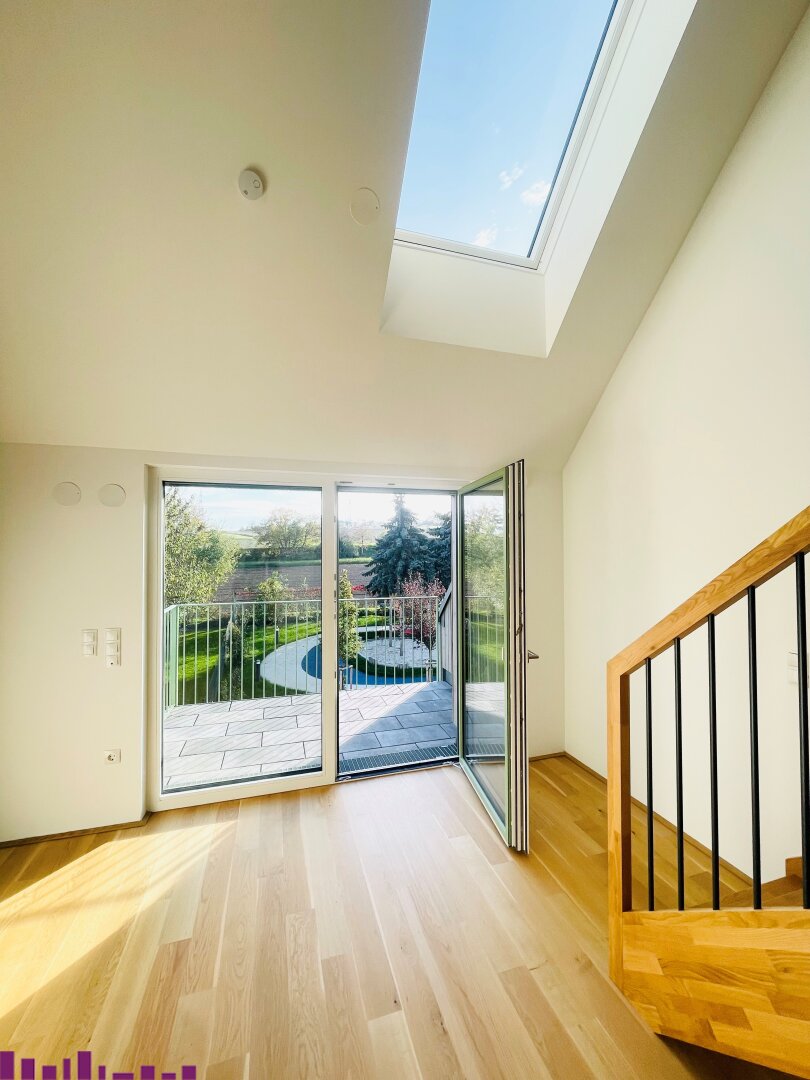 Wohnzimmer mit Holzfußboden und Treppe zur Gallerie