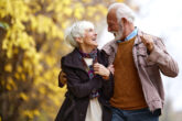 iStock-1365539402_Senioren_Herbstspaziergang.jpg