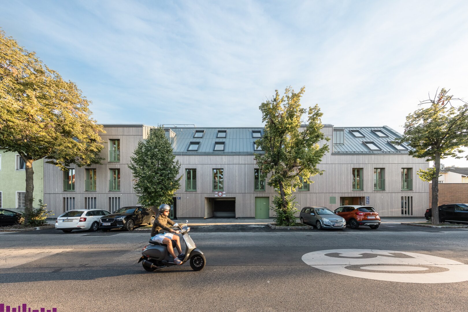 Straßenansicht der Anlage