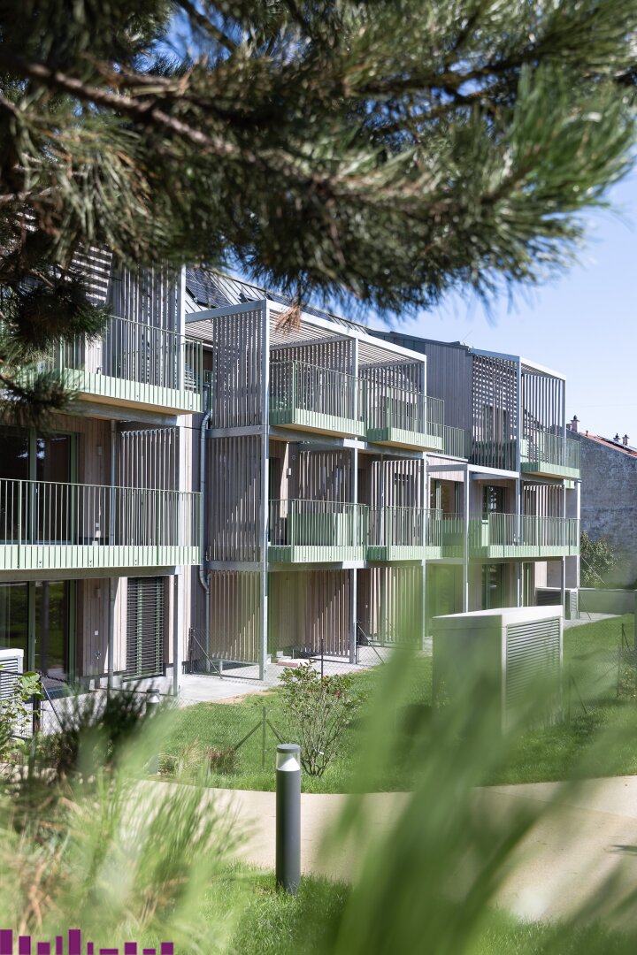 Blick in den Innenhof mit Holzfassade und Balkonen