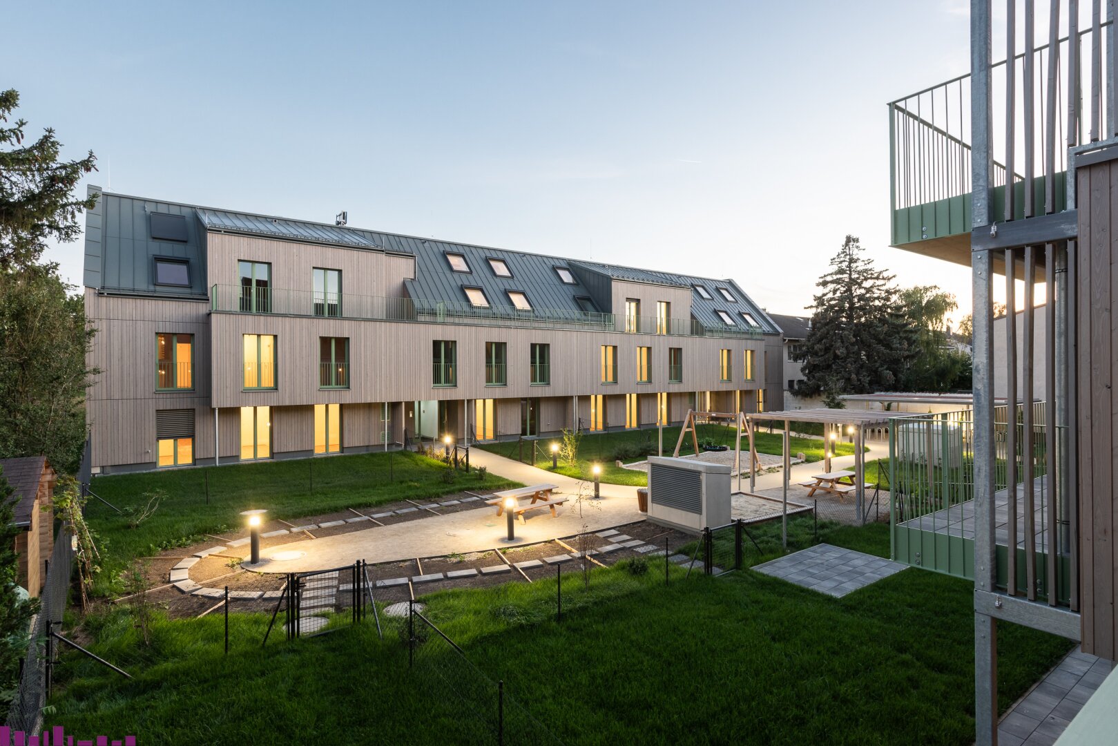 Innenhof der Anlage bei Nacht