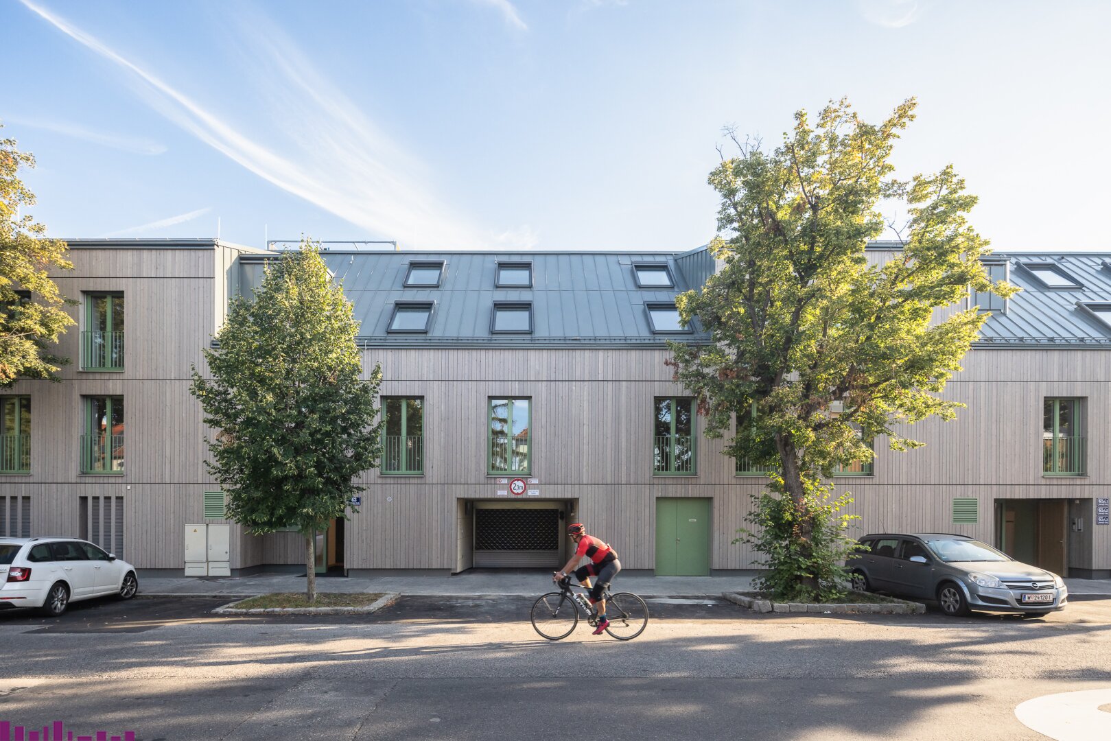 Straßenansicht der Anlage
