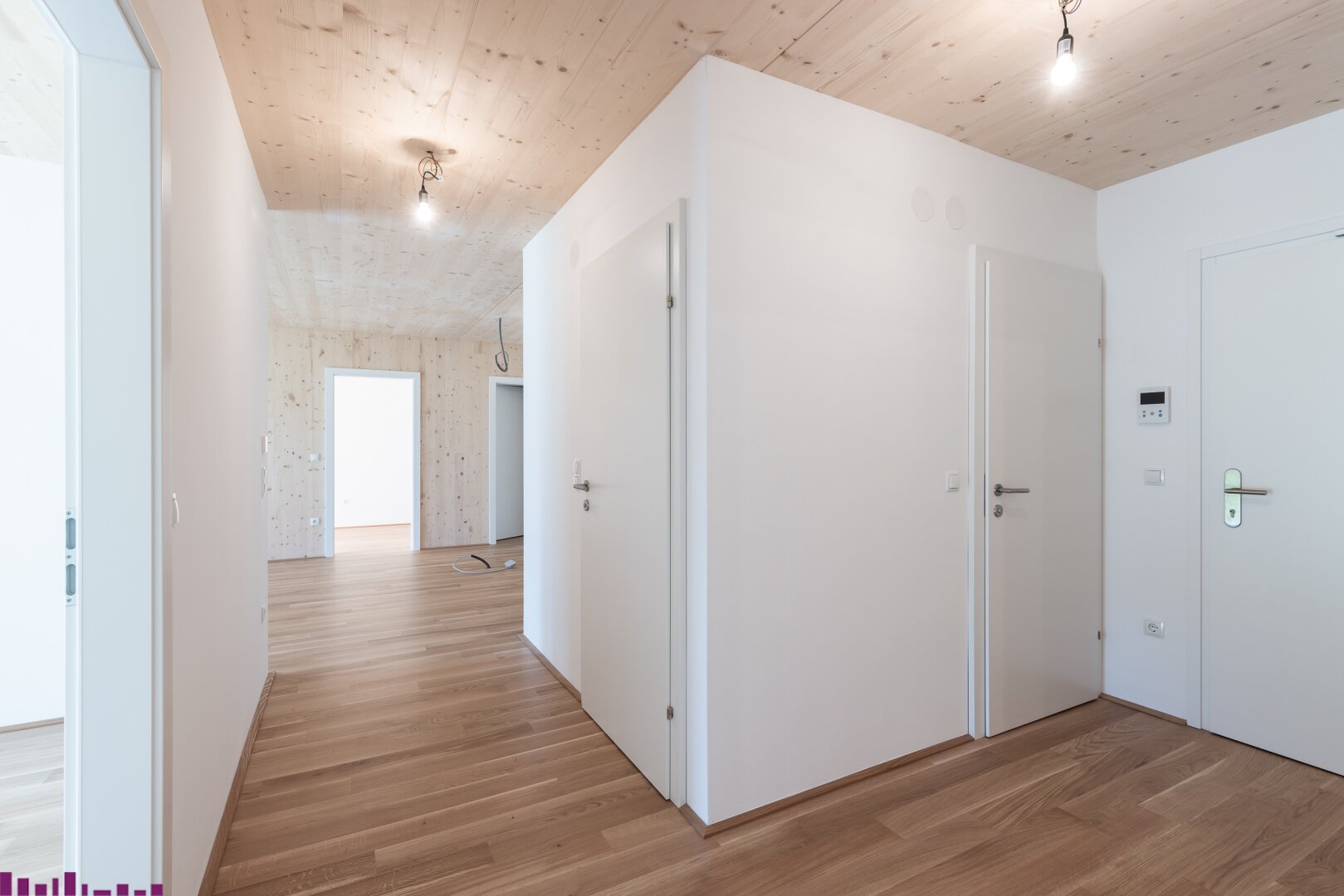 Zimmer mit Holzfußboden
