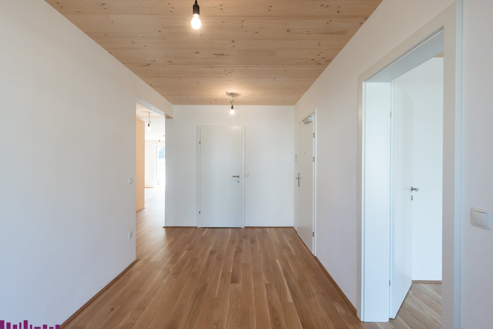 Zimmer mit Holzfußboden