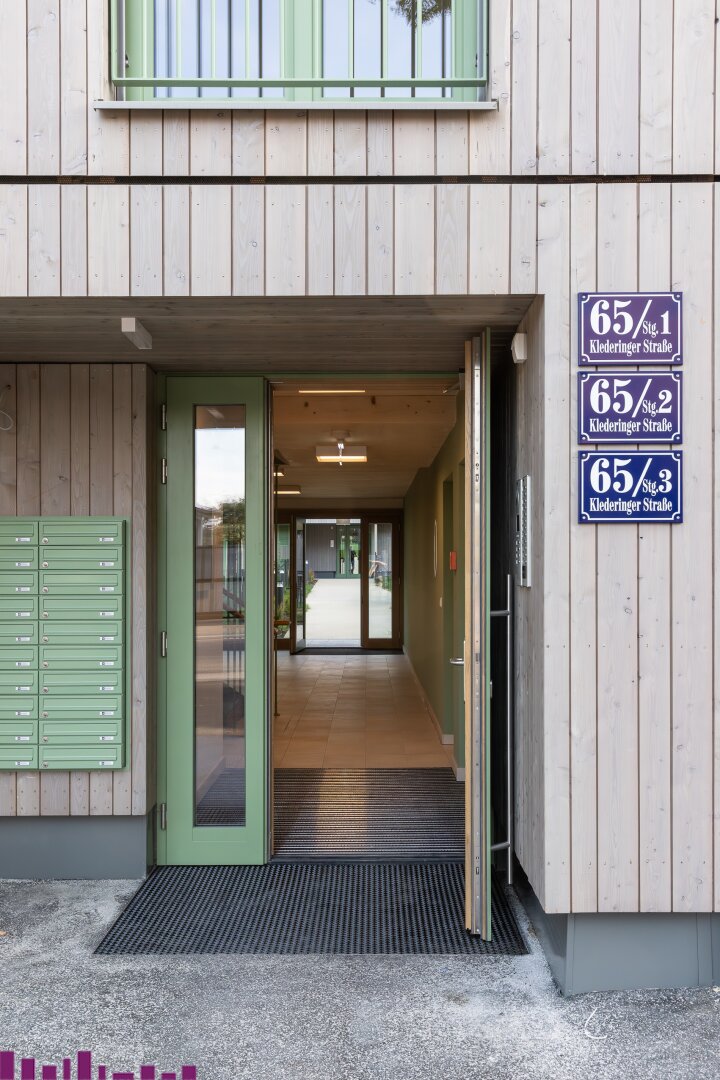 Straßenansicht der Anlage mit Haustüre