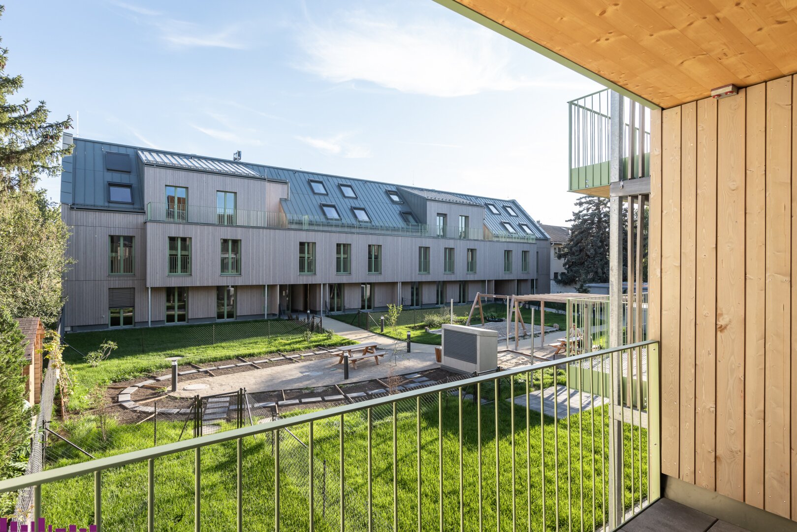 Blick in den Innenhof von einem Balkon